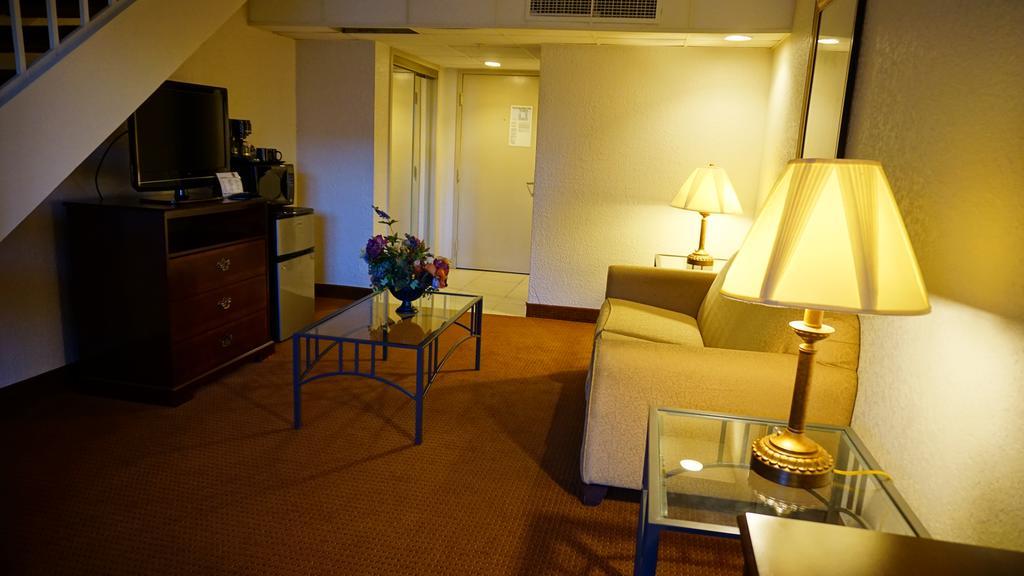 Ramada By Wyndham Wichita Airport Hotel Exterior photo
