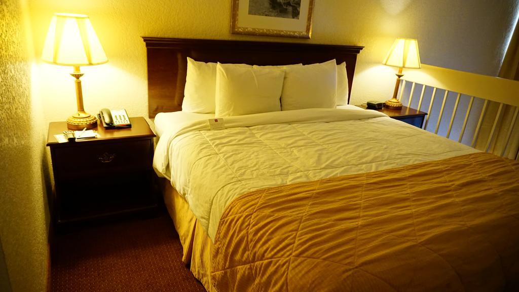 Ramada By Wyndham Wichita Airport Hotel Exterior photo