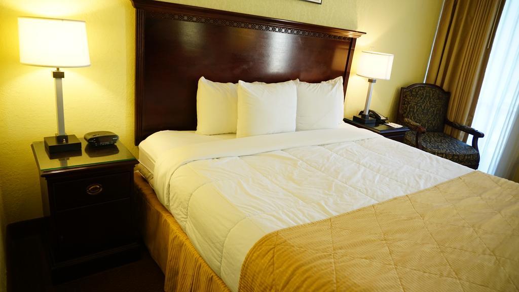 Ramada By Wyndham Wichita Airport Hotel Room photo