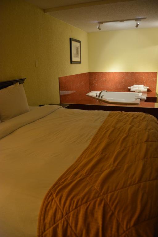 Ramada By Wyndham Wichita Airport Hotel Exterior photo