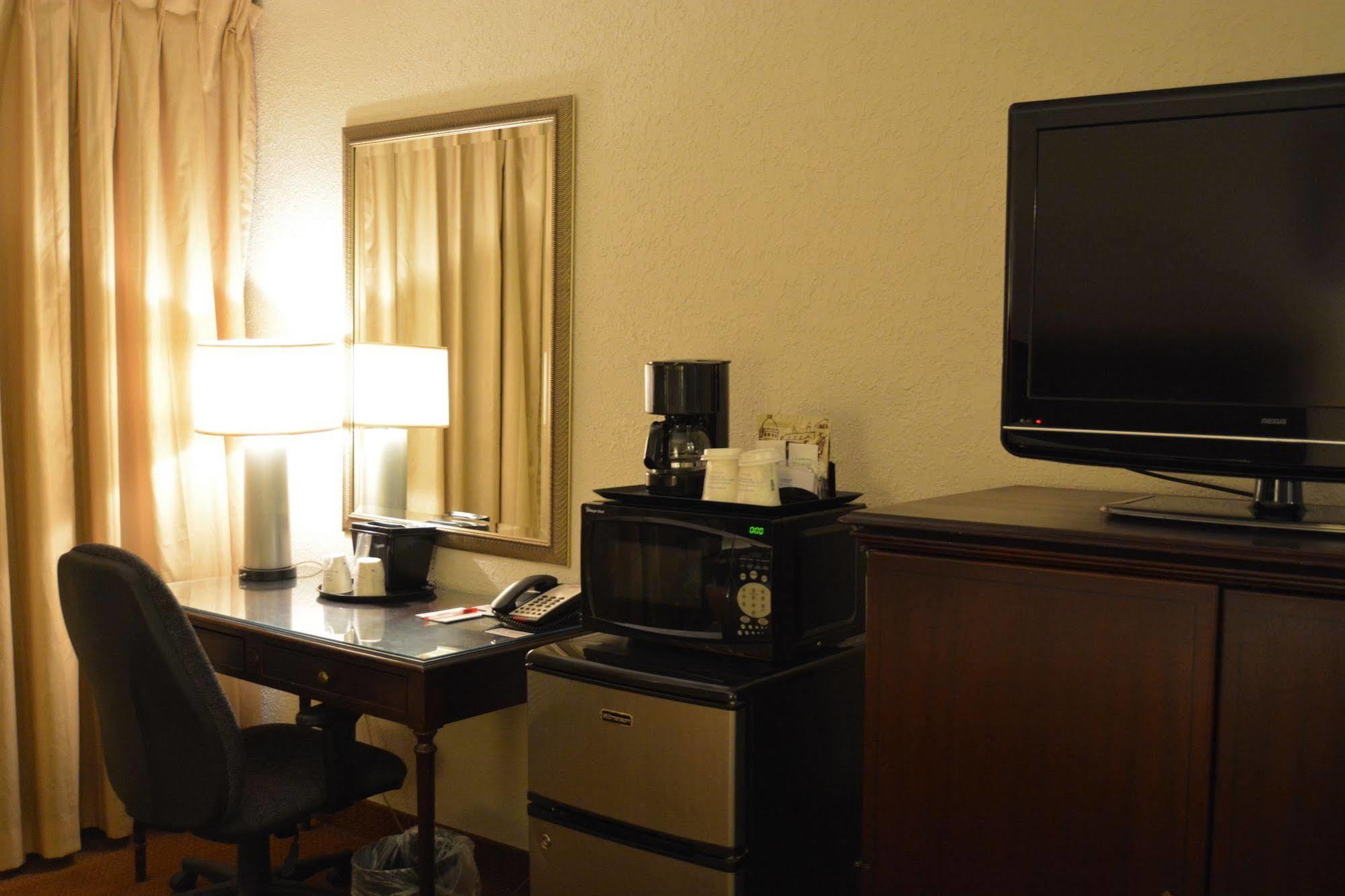 Ramada By Wyndham Wichita Airport Hotel Exterior photo